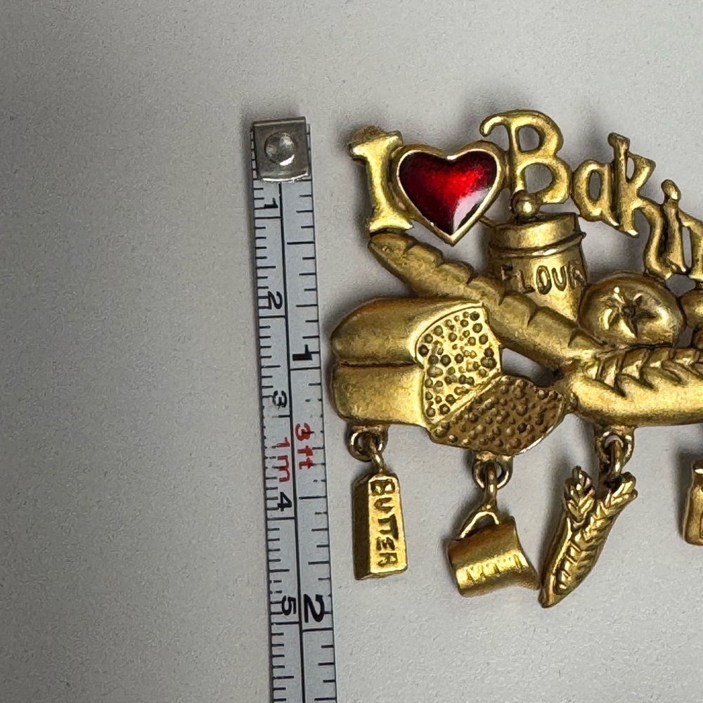 Vintage Danecraft I Love Baking Gold Tone Lapel Brooch with Charms. - Picture 5 of 5